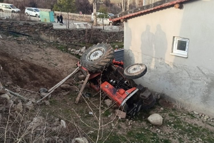 Konya'da şarampole devrilen trakt&ouml;r&uuml;n s&uuml;r&uuml;c&uuml;s&uuml; hayatını kaybetti