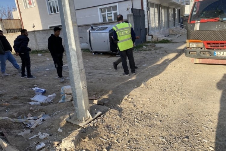 Konya'da otomobil devrildi!