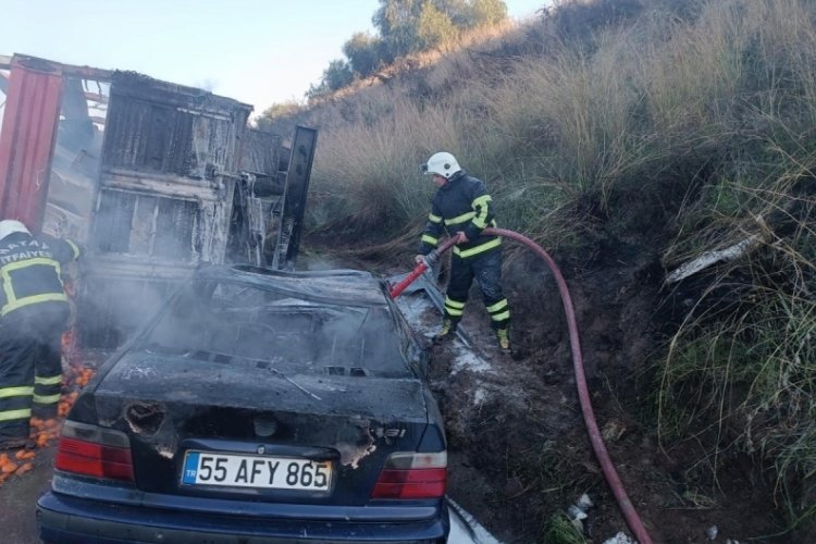 Hatay'da zincirleme kazaya karışan otomobil alevlere teslim oldu