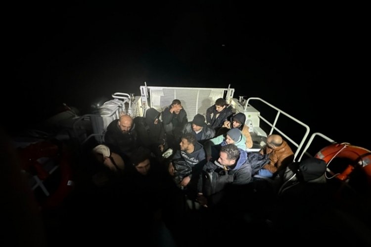 Balıkesir'in Ayvalık il&ccedil;esi a&ccedil;ıklarında 20 d&uuml;zensiz g&ouml;&ccedil;men kurtarıldı