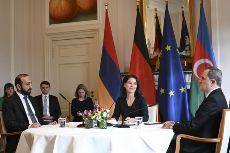 Azerbaycan ve Ermenistan barış i&ccedil;in Berlin'de g&ouml;r&uuml;şt&uuml;