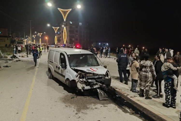 &nbsp;Edirne'de elektrik direğine &ccedil;arpan hafif ticari ara&ccedil;taki 4 kişi yaralandı