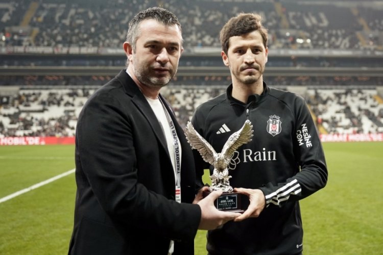 Salih U&ccedil;an'a 400. gol plaketi verildi