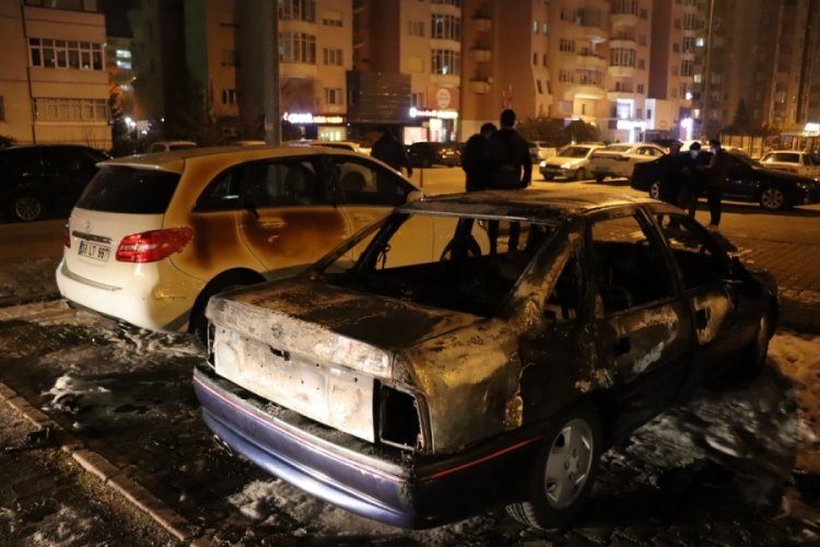 Kayseri'de park halindeki otomobil cayır cayır yandı