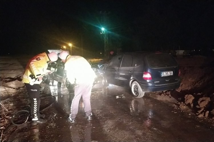 &Ccedil;ankırı'da iki otomobil &ccedil;arpıştı! Yaralılar var
