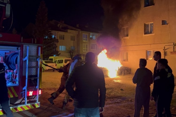 Bursa'da park halindeki ara&ccedil; yanarak kullanılamaz hale geldi