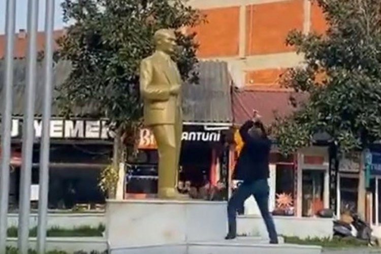 Sakarya'da Atat&uuml;rk heykeline balyozlu saldırı