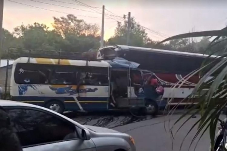 Honduras'ta iki otob&uuml;s &ccedil;arpıştı: 19 kişi hayatını kaybetti