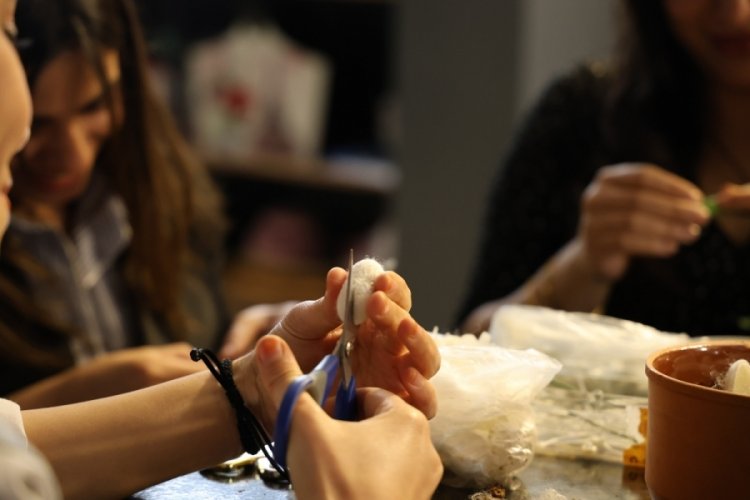 Diyarbakır'da kadınlar ipek kozasından dekoratif &uuml;r&uuml;nler yapıyor