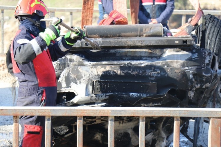 Dere yatağına d&uuml;şen otomobil alev aldı: 1 &ouml;l&uuml;