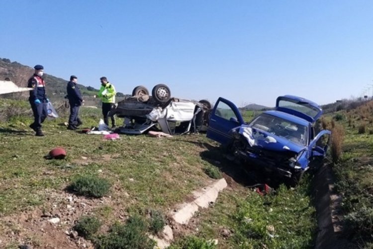 Adana'da otomobiller &ccedil;arpıştı: 2 &ouml;l&uuml;, 4 yaralı