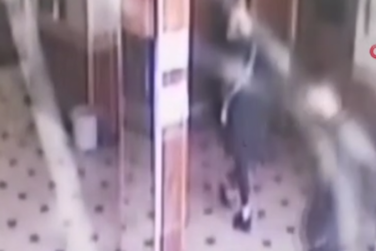 Cami imamının ceketinden c&uuml;zdanını &ccedil;aldılar