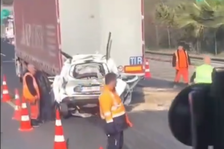 İki tırın arasında sıkışan otomobilin s&uuml;r&uuml;c&uuml;s&uuml; &ouml;ld&uuml;