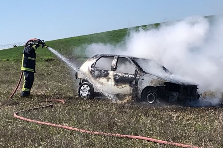 Antalya'da 'sinirlendim' deyip, eşinin otomobilini yaktı!
