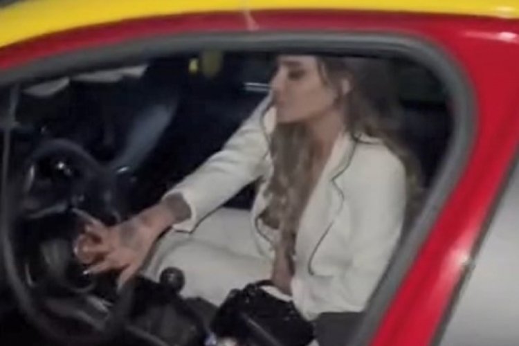 Kadın yolcu ortalığı birbirine kattı: Taksiciye saldırıp k&uuml;fretti, 2 polisi yaraladı!