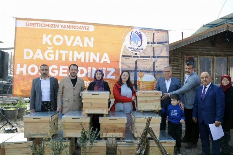 Manisa'da &uuml;reticilere fidan ve kovan desteği sağlandı