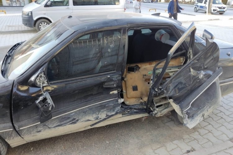 Konya'da otomobil ile minib&uuml;s &ccedil;arpıştı! Yaralılar var
