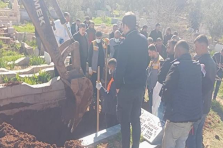 Almanya'da cansız bedeni bulunmuştu! Cinayet ş&uuml;phesi ile mezarı a&ccedil;ıldı