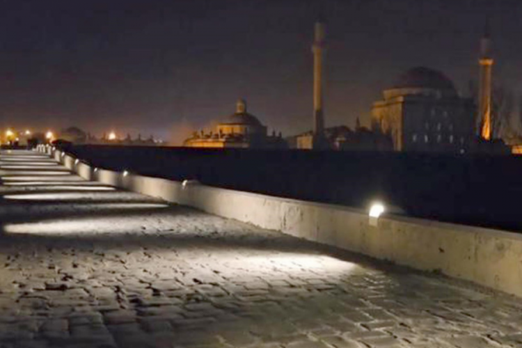 Edirne'nin tarihi k&ouml;pr&uuml;leri g&uuml;neş enerjisiyle aydınlatılıyor