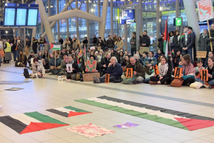 Hollanda'da 16 tren istasyonunda Filistin'e destek i&ccedil;in oturma eylemi yapıldı