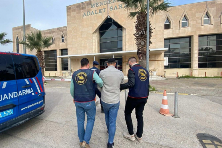 İzmir'de 5 firari h&uuml;k&uuml;ml&uuml; yakalandı