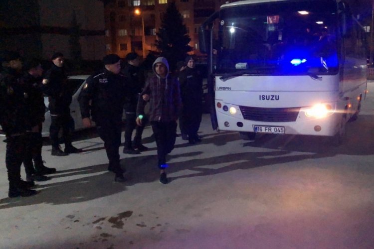 Bursa'da 30 ka&ccedil;ak g&ouml;&ccedil;men yakalandı