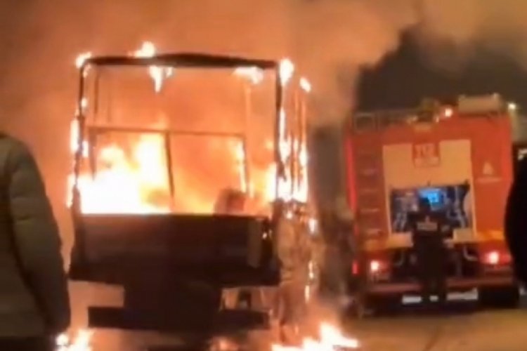 İstanbul'da park halindeki hurda kamyonet alev alev yandı