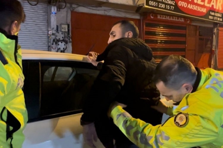 Bursa'da polisi g&ouml;r&uuml;nce geri vitese taktı, son s&uuml;rat ka&ccedil;maya &ccedil;alıştı