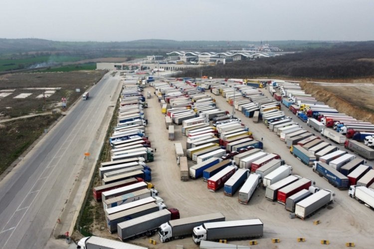 Bulgaristan, Edirne'de Schengen nedeniyle kontrolleri sıkılaştırdı; 10 kilometrelik tır kuyruğu oluştu
