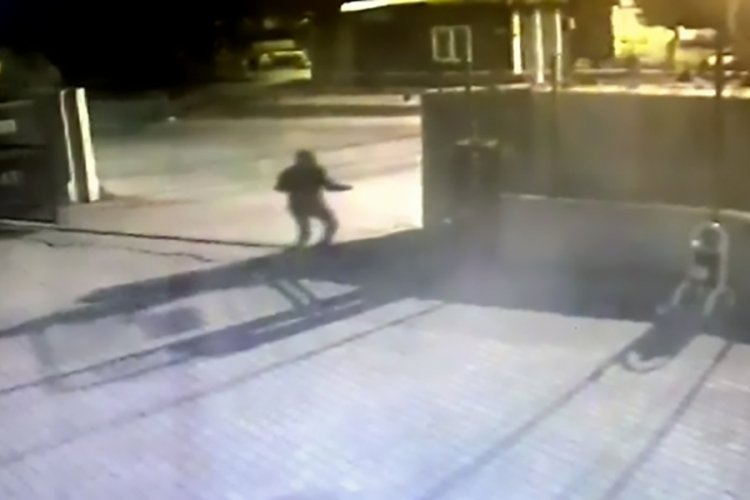 Adana'da polis merkezine pompalı t&uuml;fekle ateş a&ccedil;tı