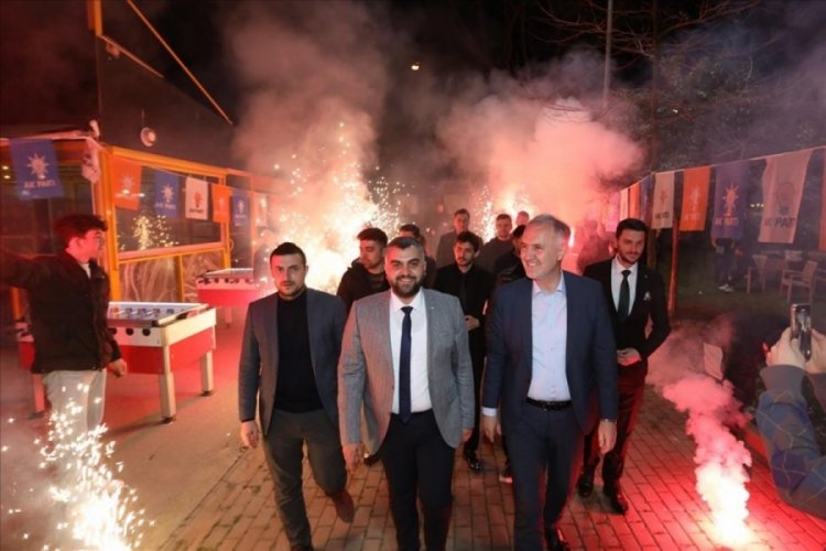 Bursa'da gen&ccedil;lerden Alper Taban'a coşkulu karşılama