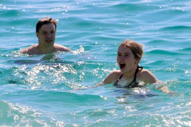 Antalya'da martın ilk g&uuml;n&uuml; denize girdiler