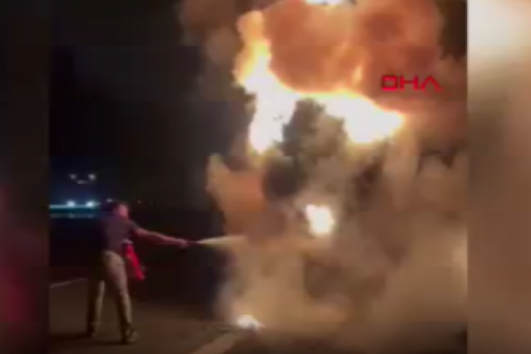 Ankara'da seyir halindeyken alev alan yolcu otob&uuml;s&uuml; kullanılamaz hale geldi!