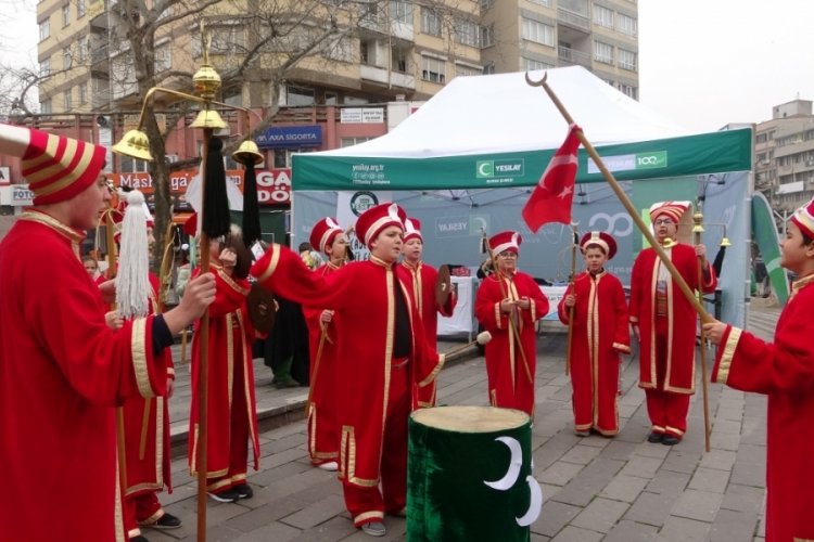 Yeşilay Bursa Şubesi Yeşilay haftasının ilk g&uuml;n&uuml; bağımlılıkları bırak &ccedil;ağrısında bulundu
