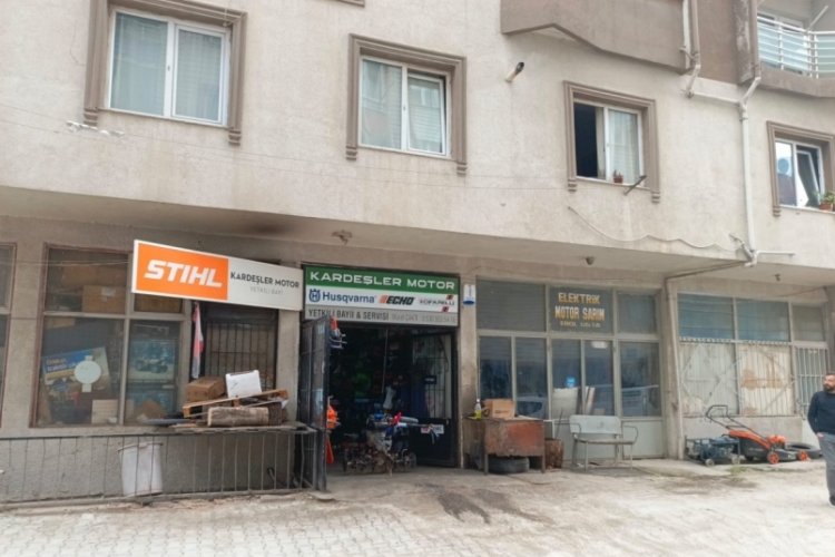 Bursa'da &ccedil;atıdan d&uuml;şen taş par&ccedil;ası aracı hurdaya &ccedil;evirdi, sahibi &ouml;l&uuml;mden d&ouml;nd&uuml;!