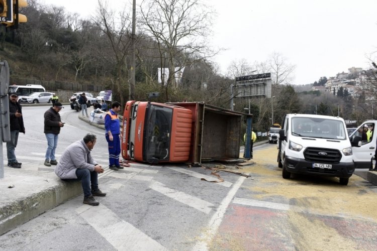 İstanbul'da kamyon devrildi; kasasındaki pres makinesi yola savruldu