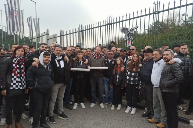 Beşiktaş taraftarından derbi &ouml;ncesi takıma destek
