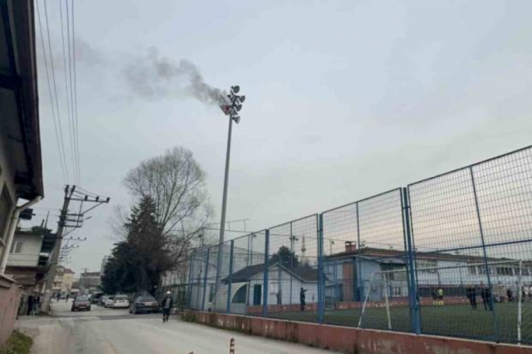 D&uuml;zce'de aydınlatma direği yandı, futbol m&uuml;sabakası ertelendi