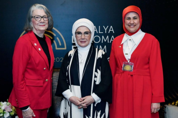Emine Erdoğan Uluslararası Kızılay ve Kızılha&ccedil; Federasyonu Başkanı ile g&ouml;r&uuml;şt&uuml;