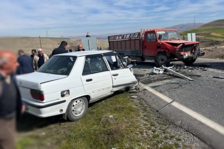 Malatya'da otomobil ile kamyonet &ccedil;arpıştı: 1 &ouml;l&uuml;