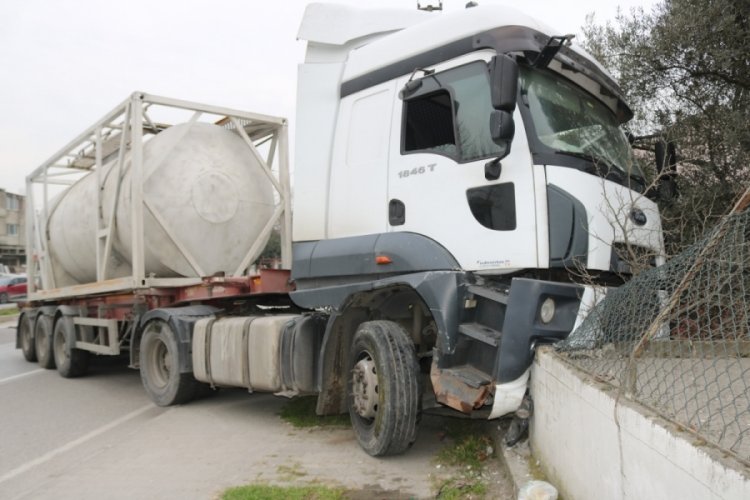 Sakarya'da tır s&uuml;r&uuml;c&uuml;s&uuml; direksiyon başında kalp krizi ge&ccedil;irdi