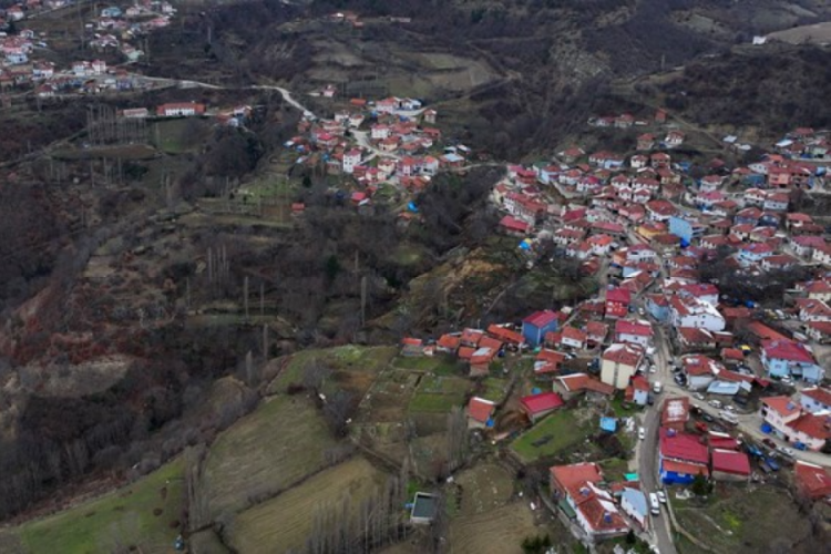 Tokat'ta heyelan: 900 n&uuml;fuslu k&ouml;y ikiye ayrıldı