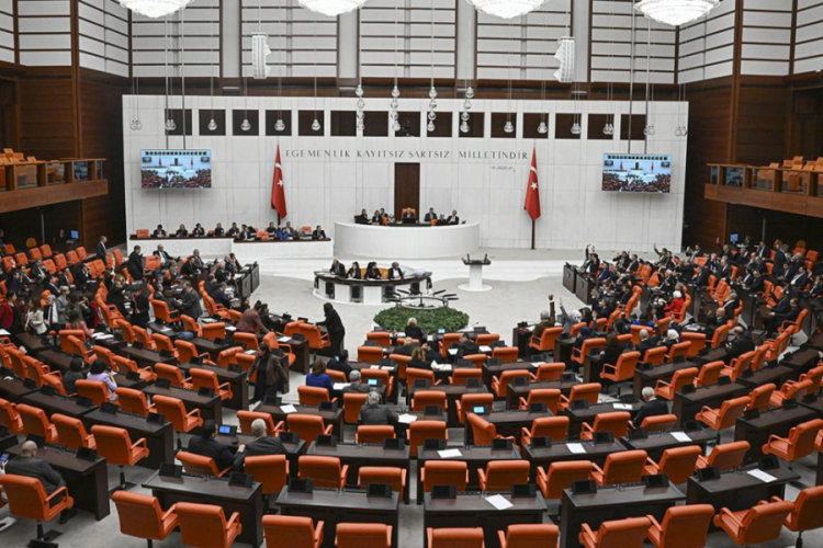 Emekliye 3 bin lira ikramiye Meclis'te kabul edildi