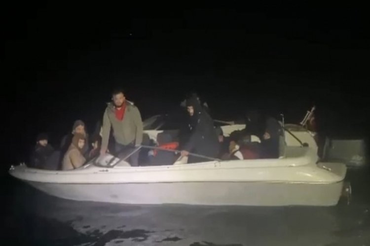 İzmir a&ccedil;ıklarındaki 67'si &ccedil;ocuk 145 g&ouml;&ccedil;men karaya &ccedil;ıkartıldı