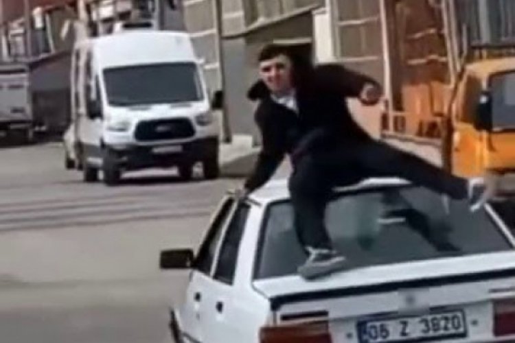 &Ccedil;orum'da hareket halindeki aracın tavanındaki yolculuk k&ouml;t&uuml; bitti