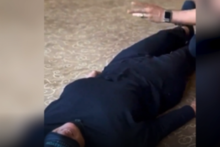Meditasyon &ccedil;ılgınlığı s&uuml;r&uuml;yor: El hareketleri yaptı, kadın ağlamaya başladı