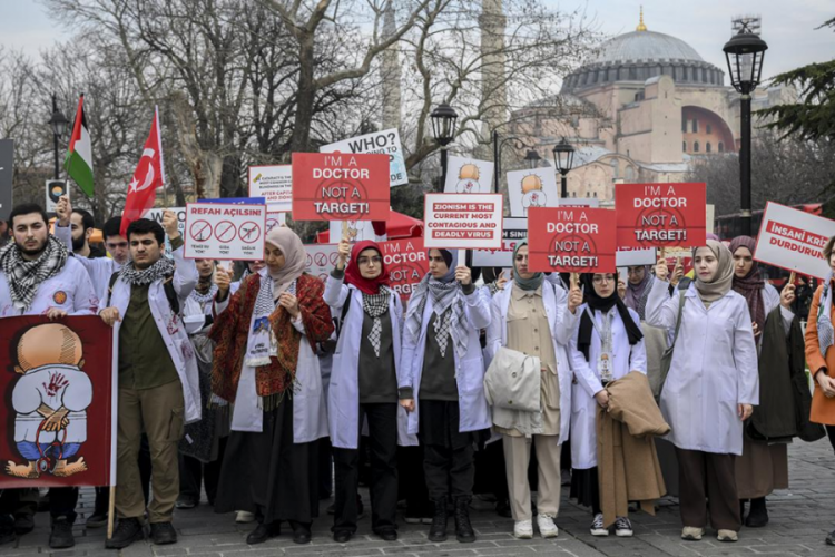 Sağlık&ccedil;ılardan Gazze'ye saldırılara tepki i&ccedil;in sessiz y&uuml;r&uuml;y&uuml;ş