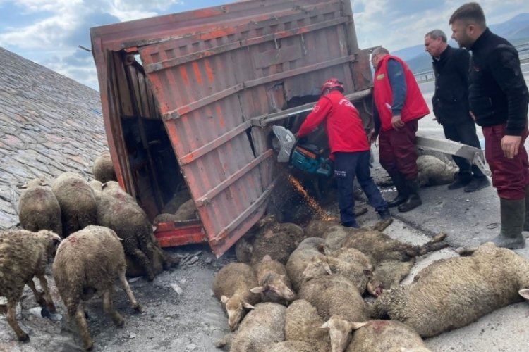 Balıkesir'de tır kazasında 1 kişi hayatını kaybetti