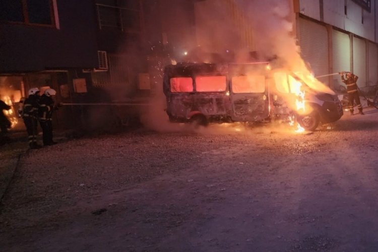 Hatay'da park halindeki minib&uuml;s yandı