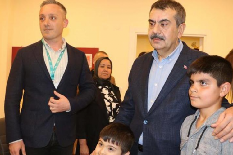 Bakan Tekin: D&uuml;nyaya &ouml;rnek g&ouml;sterilecek işlerin altına imza atıyoruz
